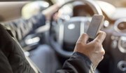 Deutlich häufiger als im Rest des Landes greifen Autofahrerinnen und Autofahrer in deutschen Großstädten während der Fahrt zum Smartphone oder lassen sich anderweitig ablenken. Das zeigt eine aktuelle Studie des Direktversicherers DA Direkt.