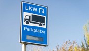 Die Zahl der Lkw-Stellplätze an Autobahnen ist seit 2018 stärker als der Fahrzeugbestand gestiegen. Das zeigt eine Erhebung der Bundesanstalt für Straßenwesen (BASt). Trotzdem: Der Bedarf an Stellplätzen ist weiterhin hoch.