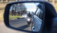 Urteil: Linksabbieger und Motorradfahrer teilen Haftung